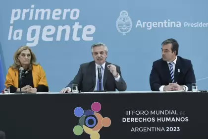 Alberto Fernndez junto a la directora del CIPDH-Unesco, Fernanda Gil Lozano, y el ministro de Justicia, Martn Soria.