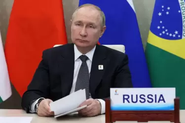 El presidente ruso, Vladimir Putin, participa en la XIV cumbre BRICS en formato virtual a través de una videollamada en Moscú el 23 de junio.