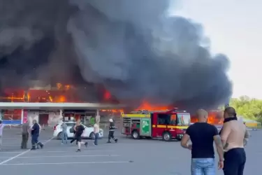 Rusia atacó un centro comercial en el centro de Ucrania.