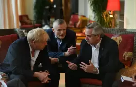 Alberto Fernández reunido con el primer ministro británico, Boris Johnson.