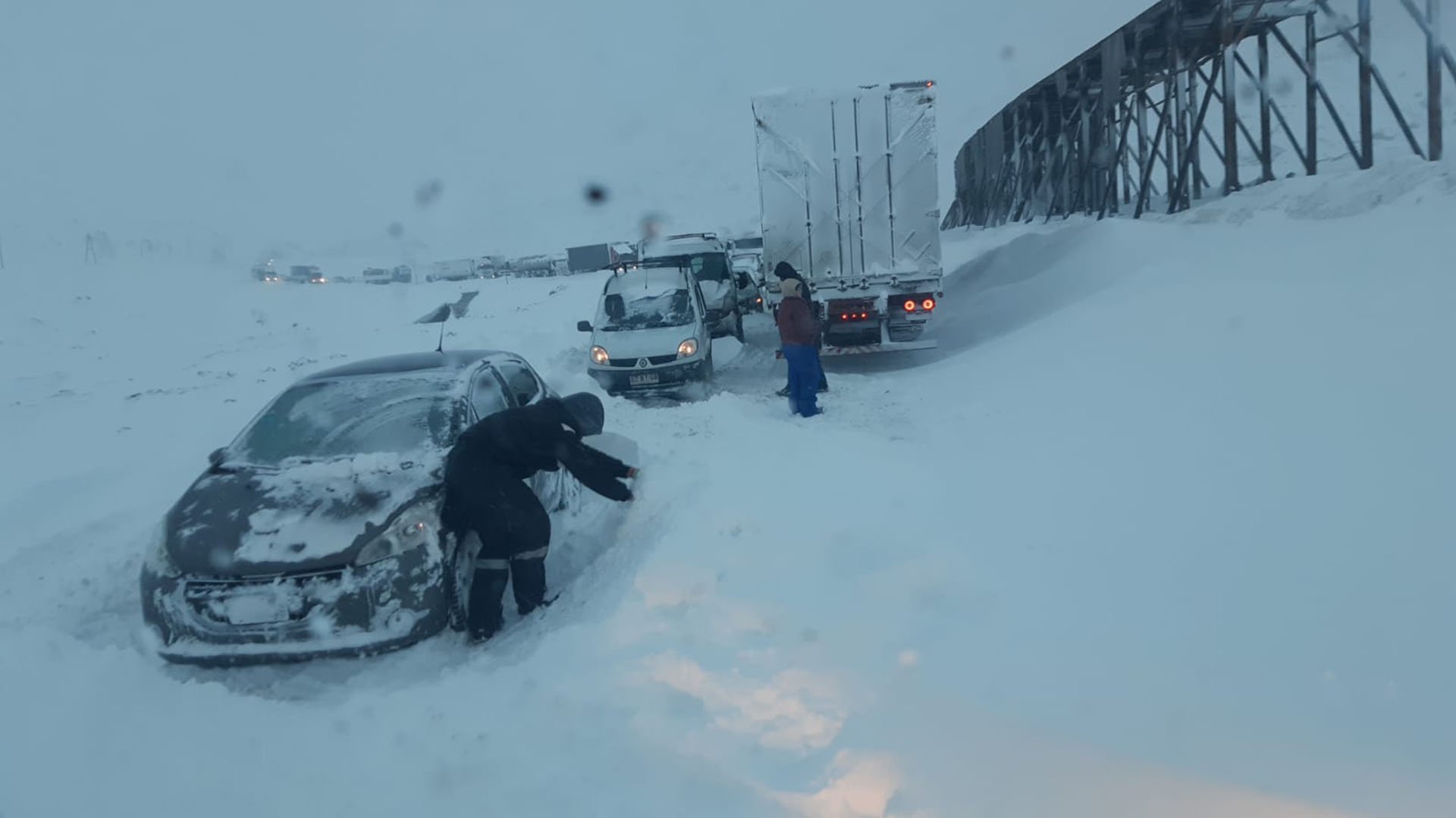 Rescate en Mendoza: más de 400 turistas varados en la alta montaña sin provisiones y con frío extremo