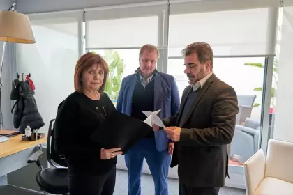 Cristian Ritondo, Patricia Bullrich y Vicente Ventura Barreiro analizando proyecto de ley para la creación de una Agencia Federal Antinarcotráfico.