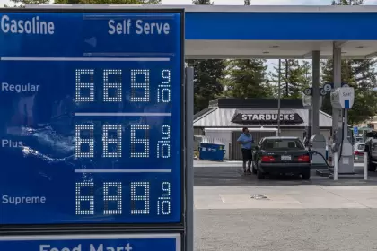 Precios de los combustibles en una gasolinera Chevron en Martinez, California, el 22 de junio.