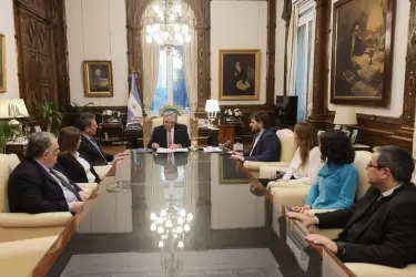 Alberto Fernández firmó la promulgación en el despacho presidencial junto a Massa y diputados oficialistas.