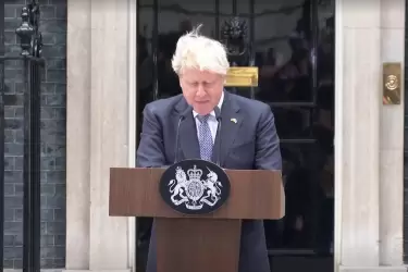 El británico Boris Johnson renuncia como primer ministro en medio de un escándalo.