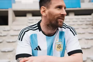 El seleccionado argentino de fútbol presentó oficialmente este viernes la camiseta con la que buscará su tercera corona en el Mundial Qatar 2022.