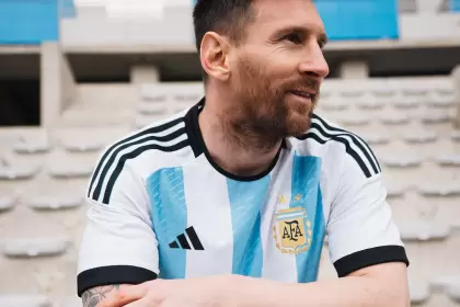 El seleccionado argentino de fútbol presentó oficialmente este viernes la camiseta con la que buscará su tercera corona en el Mundial Qatar 2022.