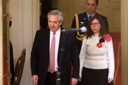 Silvina Batakis junto Alberto Fernndez, al momento de su jura como ministra.