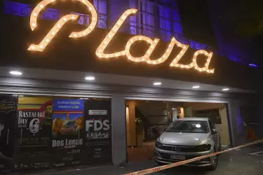 Un conductor perdió el control de su vehículo y chocó anoche contra el Teatro Plaza, ubicado en la localidad mendocina de Godoy Cruz.