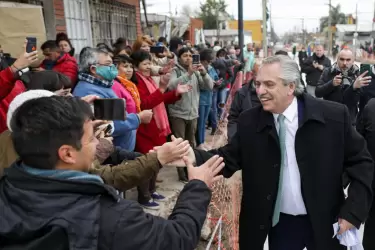 Fernández puso en marcha en el partido bonaerense de Berazategui los trabajos de repavimentación de la Avenida 7