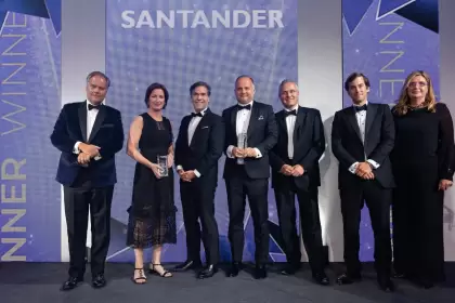 Ejecutivos del Santander en la premiación de Euromoney