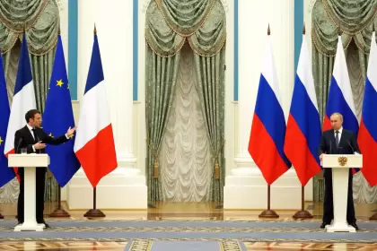 El presidente francés Emmanuel Macron (izquierda) visita a Vladimir Putin en el Kremlin en febrero.
