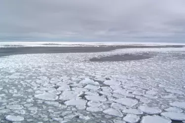 Groenlandia contiene suficiente hielo, si se derritiera, para elevar el niel del mar en 7,5 metros en todo el mundo