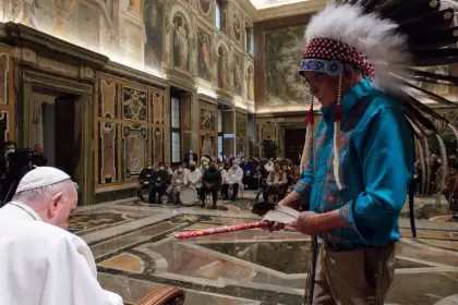 El Papa Francisco con delegaciones de los pueblos indígenas canadienses en abril pasado