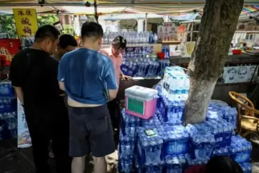 Un grupo de personas compra agua y helado en la isla de Gulangyu, en la provincia de Fujian, durante la ola de calor en China, el 24 de julio.