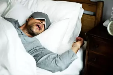Dormir siesta se relaciona con presión arterial alta y mayor riesgo de ACV, según nuevo estudio masivo