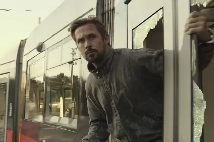 "The Gray Man" es una pelcula de accin y espionaje con Ryan Gosling como un asesino de la CIA perseguido por un colega (Chris Evans)