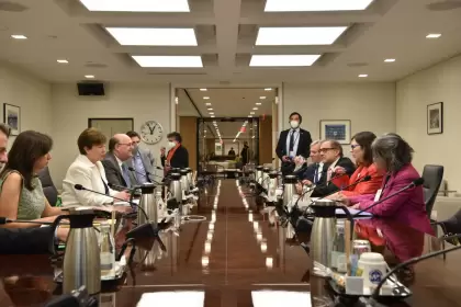 Tras la reunión bilateral Georgieva-Batakis, se sumaron al encuentro funcionarios de ambos lados
