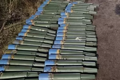 Un arsenal que contenía 46 cohetes y más de 70 granadas fue hallado durante un operativo en el Barrio Uno.