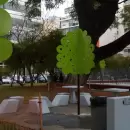 Polémica por los "árboles de metal" en CABA: exigen que el Gobierno porteño elimine la vegetación artificial de las plazas