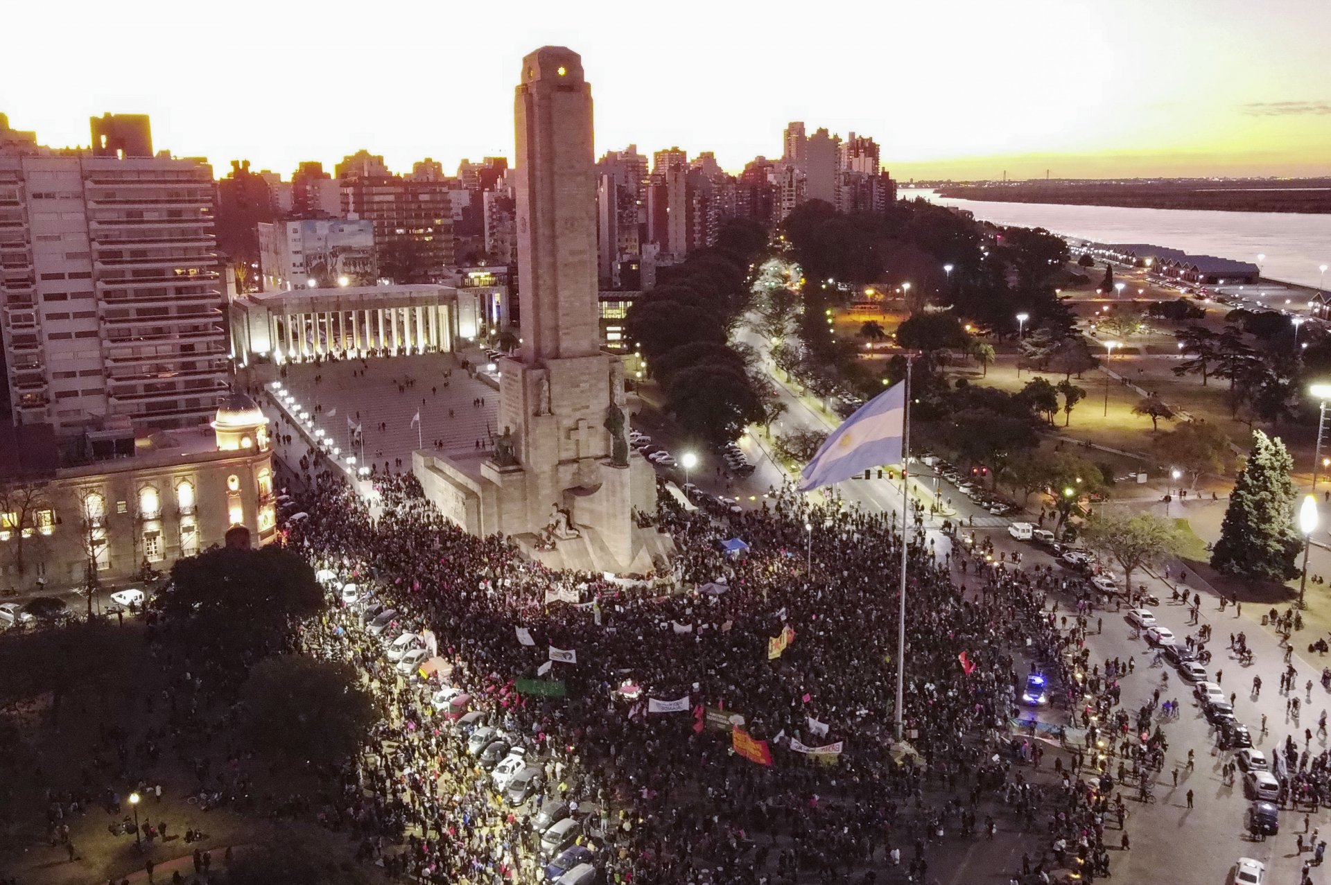 Masiva convocatoria en Rosario para exigir el cese de las quemas en islas del Paraná
