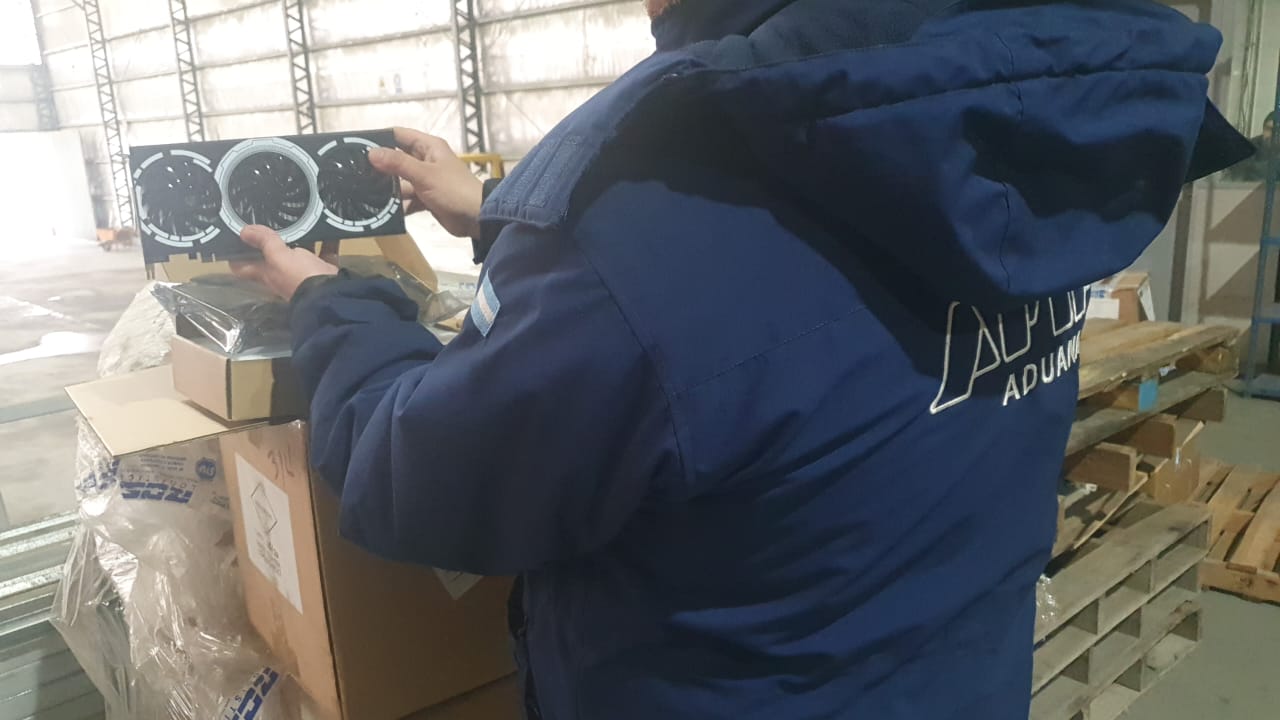 Aduana descubre más maquetas vacíaas que simulaban placas de video en Tierra del Fuego