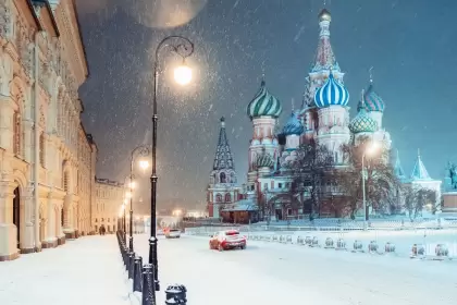 Moscú busca reconstruir los límites de aquellos imperios rusos de los siglos XIX y XX: el zarista y el soviético