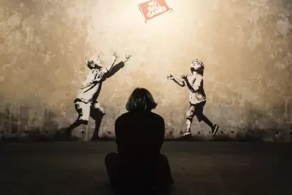 Creador de un arte crítico y efímero, Banksy es exponente de los artistas urbanos por su mirada irónica sobre el sistema y sus llamativas producciones