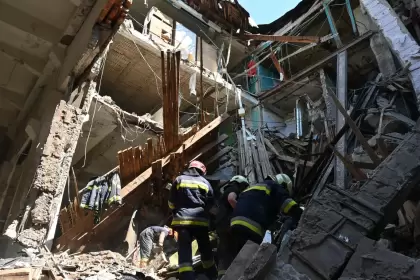 Bomberos intervienen entre los escombros de un edificio destruido por un ataque con misiles rusos en Kharkiv, la segunda ciudad más grande de Ucrania.