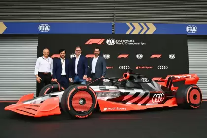 Stefano Domenicali (presidente de la F1) y Mohammed Ahmed ben Sulayem (presidente de la FIA) junto a los representantes de Audi