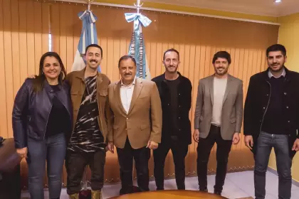 El gobernador Ricardo Quintela se reunió con los jóvenes propietarios de la firma Fabrique SRL