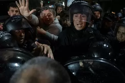 El diputado del FdT Máximo Kirchner enfrentado con la Policía de la Ciudad durante la manifestación en el domicilio de su madre.