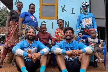 Leandro Blanco Pighi, Lucas Ledezma y Silvio Gatti iniciaron la actividad de pedaleo desde Ciudad del Cabo, en Sudáfrica