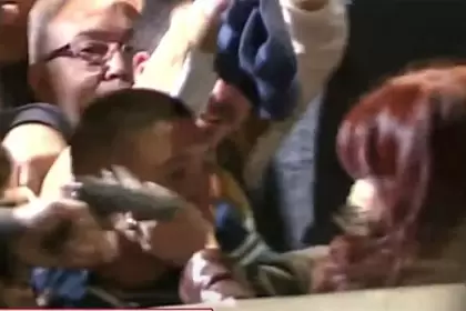 Video: intentaron atacar a Cristina con un arma