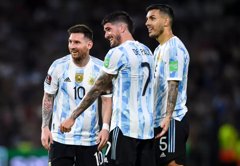 buenos-aires-argentina-march-25-lionel-messi-rodrigo-de-paul-and-leandro-paredes-of-argentina-smiles-during-the-fifa-world-cup-qatar-2022-qualificatio