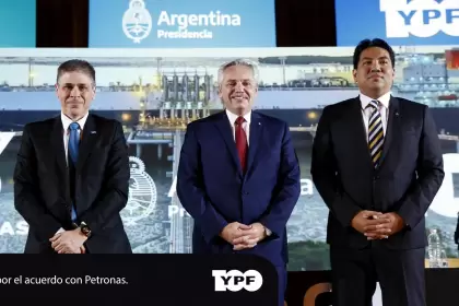 El presidente de la Nación; el de YPF, Pablo González y el CEO de Petronas.