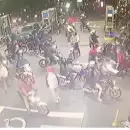 Video | 50 motociclistas saquean una estación de servicio de YPF: robaron nafta de los surtidores y aún no hay ningún detenido
