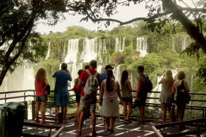 Un turista se cayó al agua en las cataratas del Iguazú y lo buscan intensamente: creen que fue por una selfie