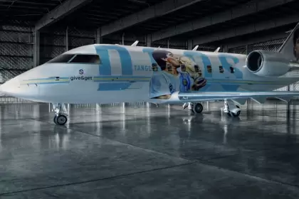 El avión de Maradona permite interactuar con el astro argentino a través de la inteligencia artificial