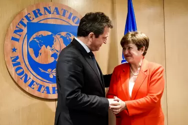 La directora del FMI, Kristalina Georgieva junto al ministro de Economía, Sergio Massa.
