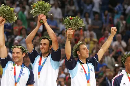 Argentina logró la medalla de oro en los Juegos Olímpicos de Atenas 2004, luego de vencer a Estados Unidos en semifinales y a Italia en la final
