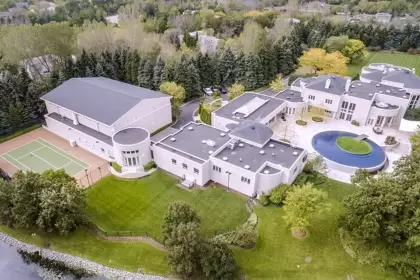 La lujosa mansión ubicada en Highland Park pasó de US$ 29 millones hasta llegar a los 14,8 millones de la moneda