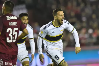 Darío Benedetto festeja el gol de Boca Juniors que visita a Lanús por la 19na, fecha de la Liga Profesional