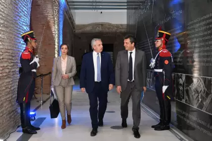 El presidente Alberto Fernández junto al ministro de Economía, Sergio Massa y la secretaria de Energía, Flavia Royon