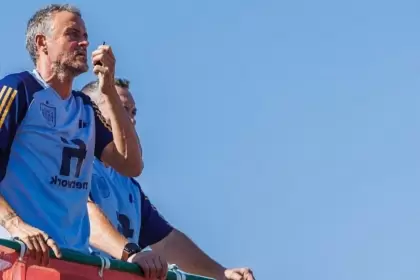 Luis Enrique se comunica a través de un walkie-talkie con los jugadores