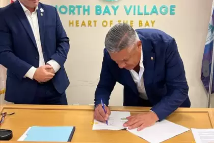 El presidente Claudio "Chiqui" Tapia firmando el acuerdo con North Bay Village para construir un complejo deportivo en Miami