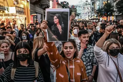 Miles de mujeres de quitan sus velos y se movilizan por la muerte de Mahsa Amini