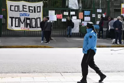 "Valoro al actitud del Gobierno porteño de no ceder ante las tomas de escuelas por parte de alumnos (y sus padres)", dijo Macri