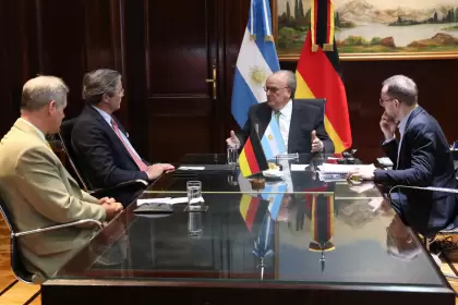 El secretario de Industria y Desarrollo Productivo y el subsecretario PyME, Tomás Canosa, con el embajador Sante y el ministro Peter Neven