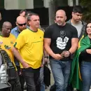Elecciones en Brasil: Jair Bolsonaro vota en Río rodeado de custodia y con la camiseta de la Selección puesta